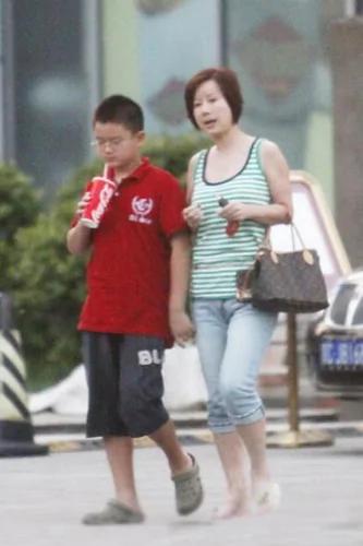 满文军与前妻20岁女儿生活照曝光 父女间鲜少联系(组图)