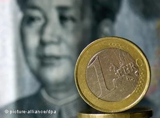 ILLUSTRATION - Euro-Geldstücke stehen und liegen vor einem chinesischen zehn Yuan-Geldschein mit dem Bild des ehemaligen Parteiführers der kommunistischen Partei Chinas Mao Tsetung, aufgenommen am Freitag (16.09.2011). China will Europa und den USA in der Krise mit neuen Investitionen zu Hilfe kommen. Zum Auftakt des Sommer-Davos genannten Treffens des Weltwirtschaftsforums am vergangenen Mittwoch in der nordostchinesischen Hafenstadt Dalian forderte Chinas Regierungschef Wen Jiabao aber auch Entgegenkommen der Europäer und Amerikaner. Foto: Arno Burgi dpa/lsn
